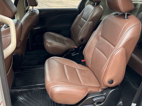 Used 2018 Toyota Sienna Limited Premium w/ Carpet Mat Package image 11