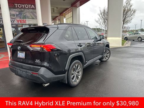 Used 2022 Toyota RAV4 XLE Premium image 12