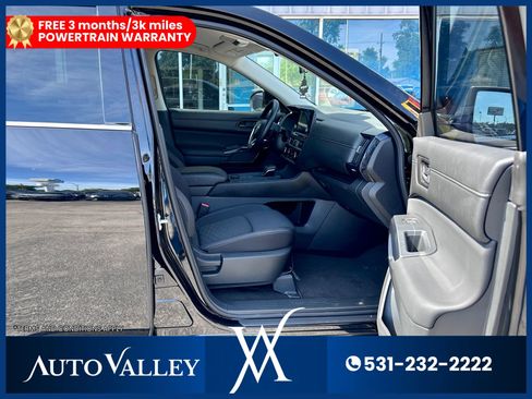 Used 2024 Nissan Pathfinder S image 16