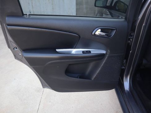 Used 2020 Dodge Journey SE w/ Blacktop Package FWD image 16