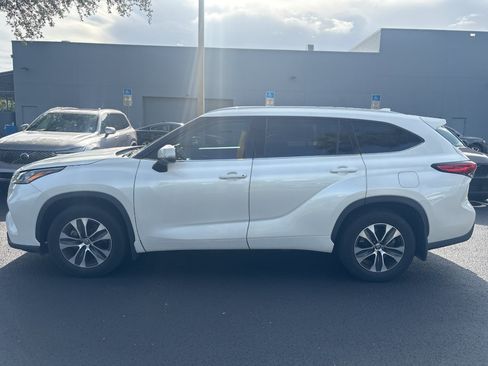 Used 2020 Toyota Highlander XLE AWD/4WD image 12