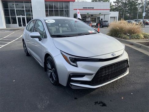 Used 2025 Toyota Corolla SE image 2