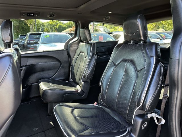 Certified 2025 Chrysler Pacifica Limited FWD image 7