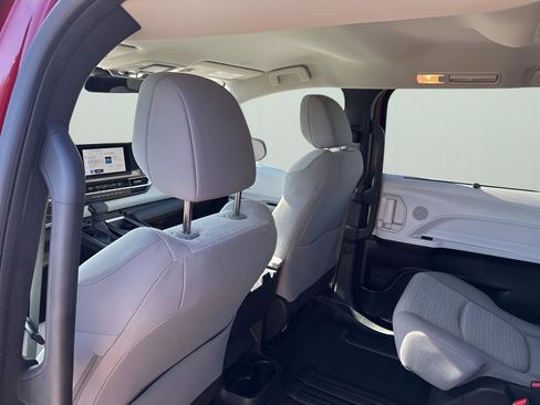Used 2025 Toyota Sienna LE image 18