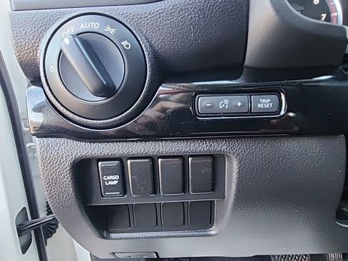 Used 2022 Nissan Titan SV image 31