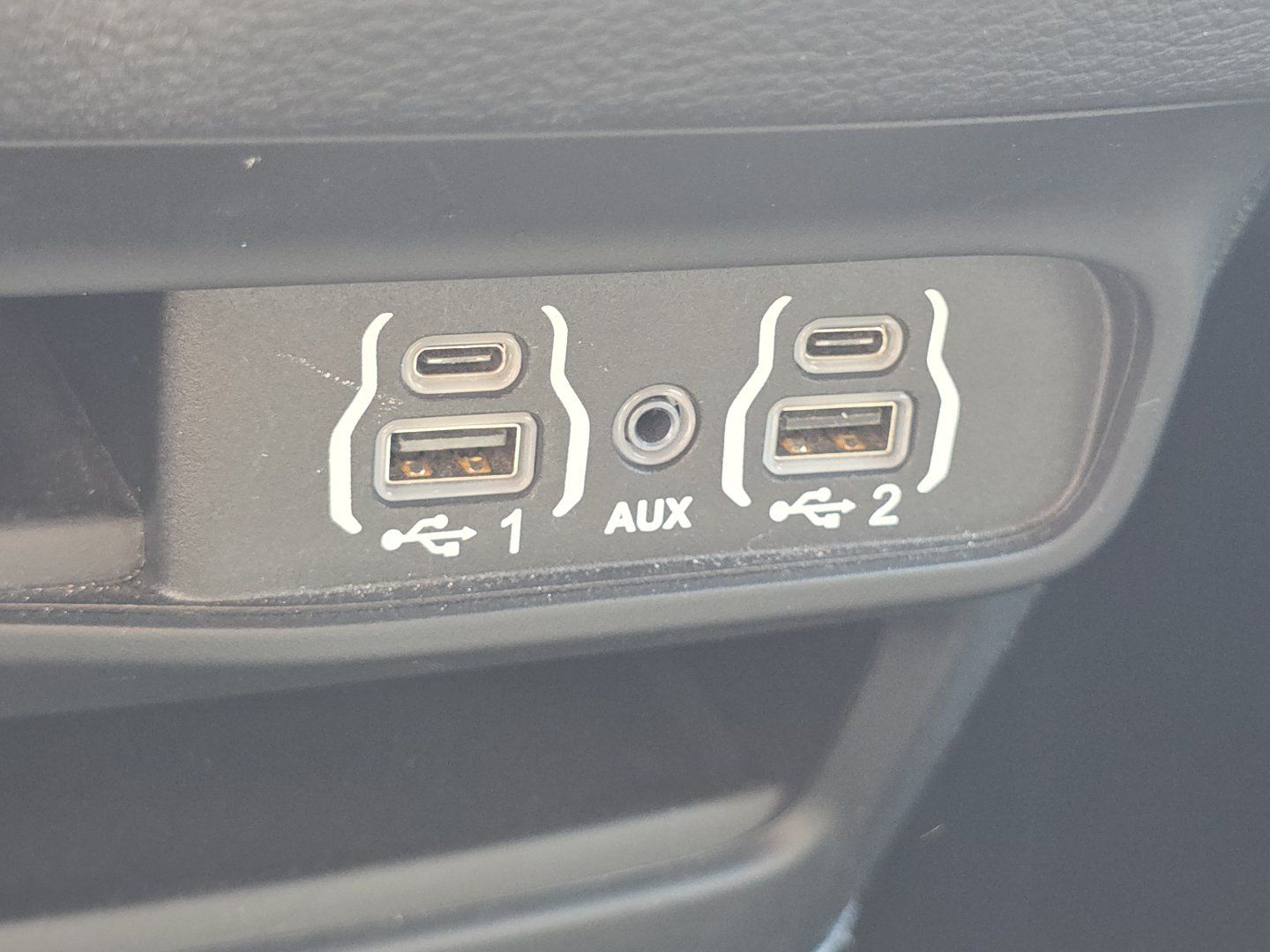Used 2024 Chrysler Pacifica Limited FWD image 4