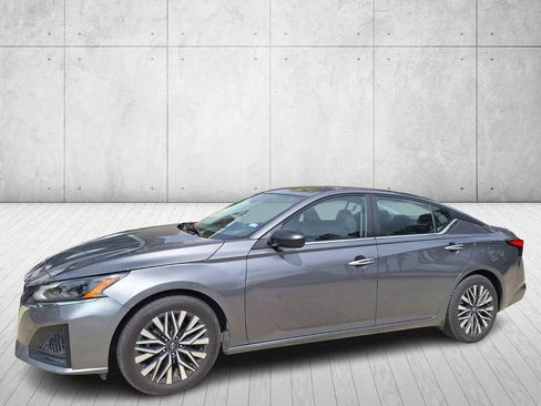 Used 2024 Nissan Altima 2.5 SV image 1