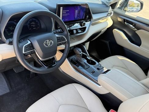 Used 2024 Toyota Highlander Limited FWD image 12
