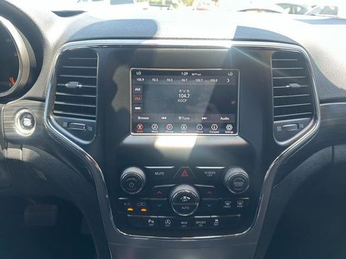 Used 2019 Jeep Grand Cherokee Laredo RWD image 12