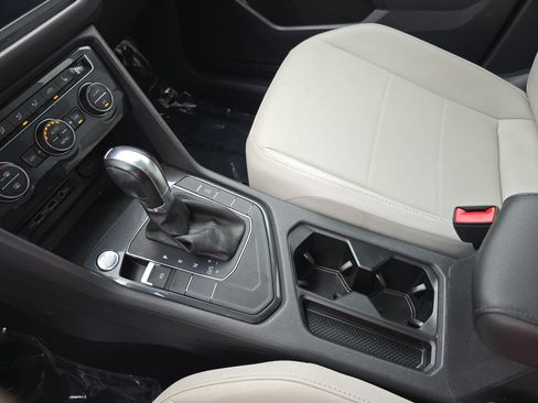 Used 2019 Volkswagen Tiguan SE w/ Panoramic Sunroof Package FWD image 25
