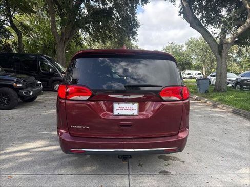 Used 2019 Chrysler Pacifica Touring-L FWD image 8