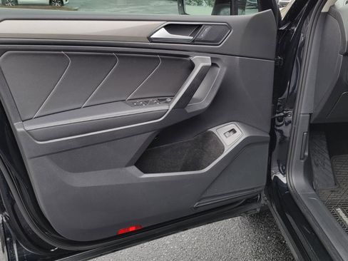 Used 2022 Volkswagen Tiguan SE w/ Panoramic Sunroof Package image 17