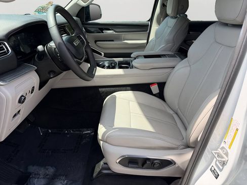 Used 2024 Jeep Wagoneer L Series II w/ Flexible Seating Group AWD/4WD image 24
