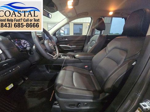 Used 2025 Nissan Pathfinder SL AWD/4WD image 9