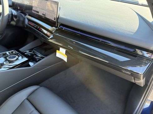 Used 2025 BMW 530i xDrive w/ M Sport Package image 26