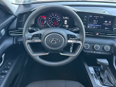 Used 2022 Hyundai Elantra SE FWD image 14