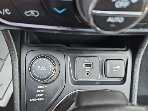 Used 2023 Jeep Cherokee Altitude Lux w/ Lux Elite Package AWD/4WD image 38