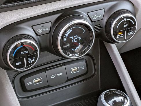 Used 2022 Hyundai Venue SEL image 23