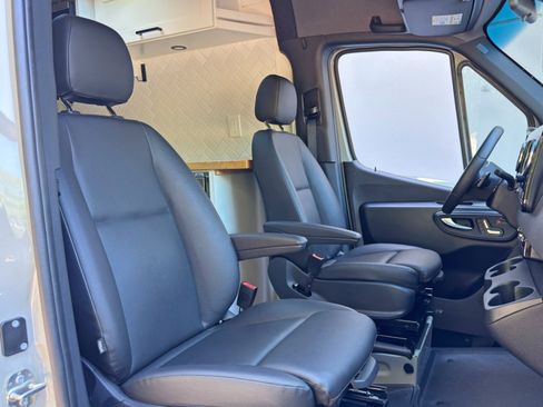 Used 2023 Mercedes-Benz Sprinter 2500 image 32