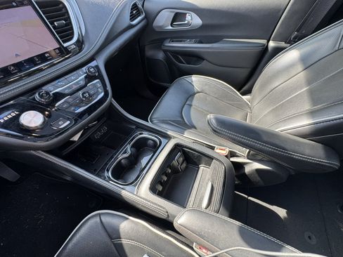 Used 2025 Chrysler Pacifica Limited FWD image 32