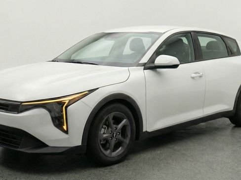 Used 2025 Kia K4 LXS image 3