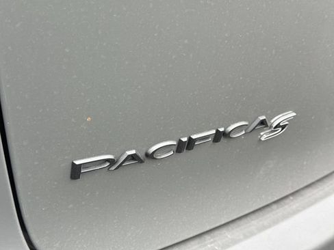 Used 2021 Chrysler Pacifica Touring-L w/ Uconnect Theater Family Group AWD/4WD image 29