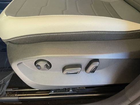 Used 2025 Volkswagen Taos SE image 33