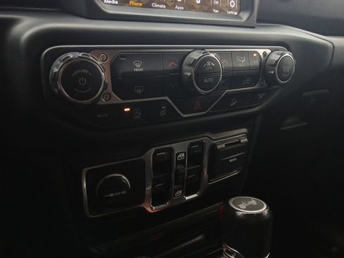 Used 2020 Jeep Wrangler Unlimited Sahara image 19