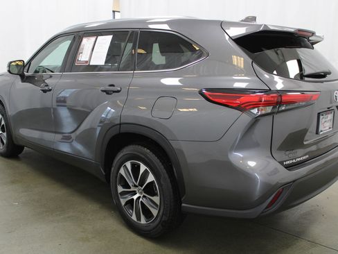 Used 2021 Toyota Highlander XLE FWD image 7