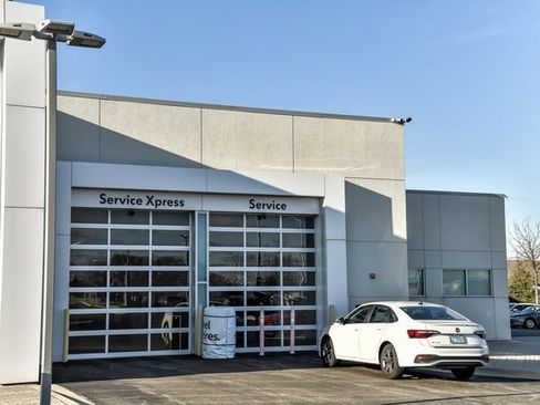 Certified 2024 Volkswagen Tiguan SE R-Line image 25