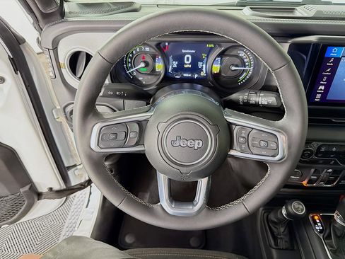 Used 2025 Jeep Wrangler Sahara image 13