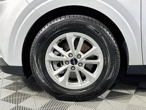 Used 2023 Kia Carnival LX w/ Paint Protection Package FWD image 30