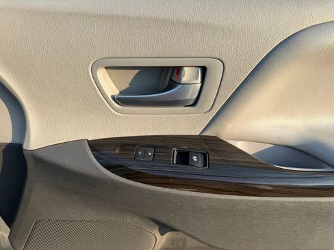 Used 2018 Toyota Sienna XLE FWD image 21