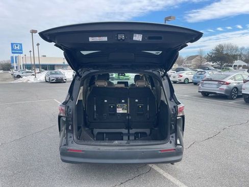 Used 2024 Toyota Sienna XLE image 6