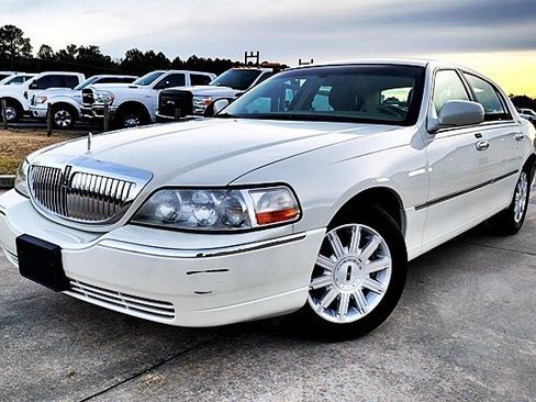Used 2006 Lincoln Town Car Signature Limited image 1