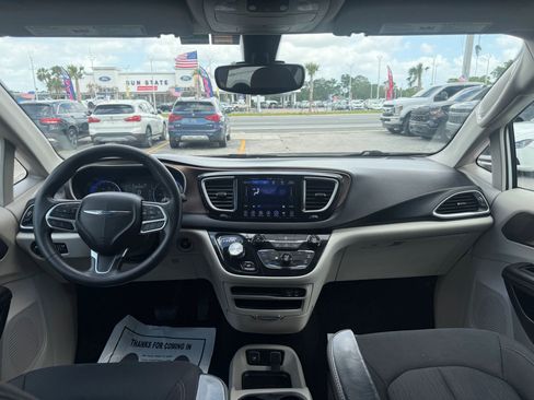 Used 2017 Chrysler Pacifica Touring image 6