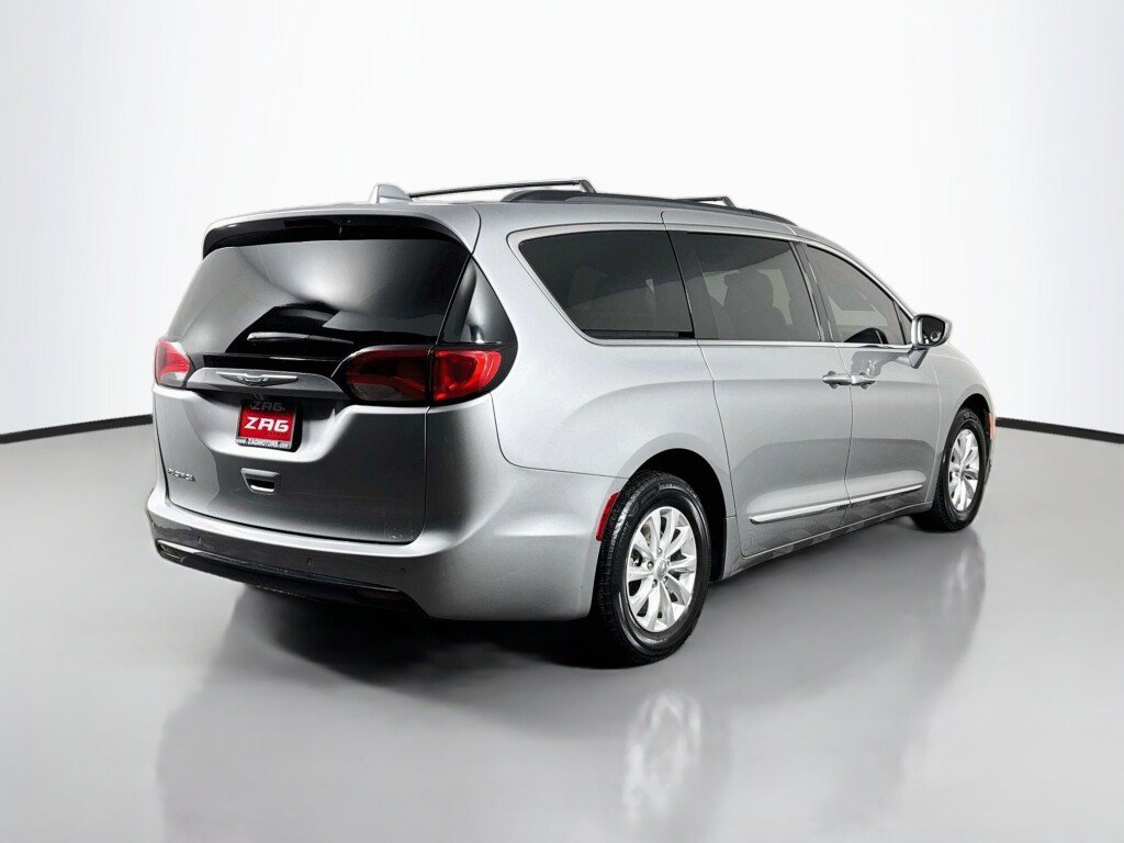 Used 2017 Chrysler Pacifica Touring-L FWD image 5
