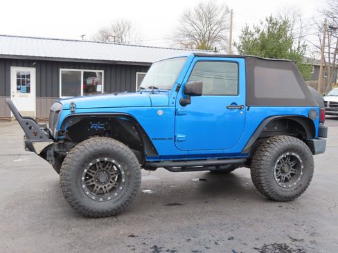 Used 2016 Jeep Wrangler Rubicon w/ Power Convenience Group image 2