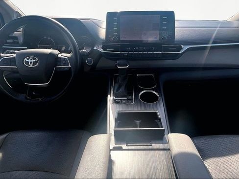 Used 2021 Toyota Sienna Limited image 16