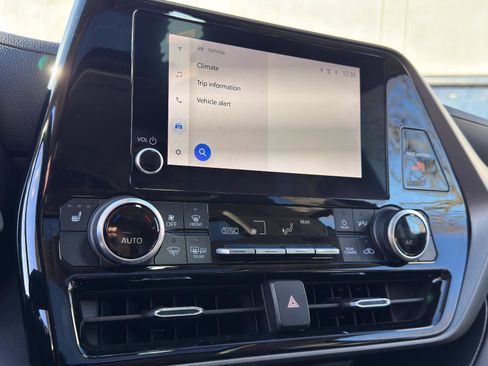 Used 2023 Toyota Highlander XLE image 22