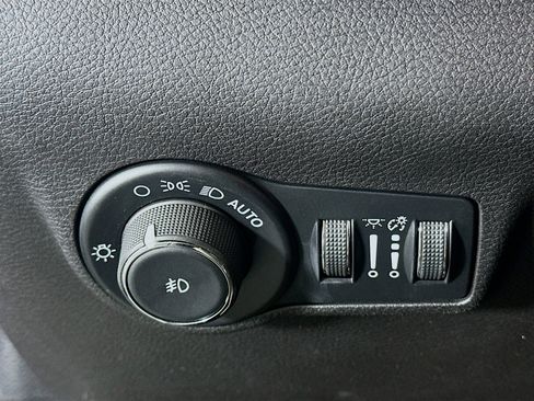 Used 2025 Jeep Compass Latitude image 17