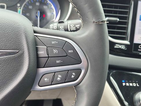 Used 2023 Chrysler Pacifica Touring-L FWD image 27