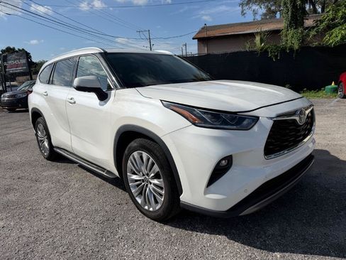 Used 2020 Toyota Highlander Platinum FWD image 3