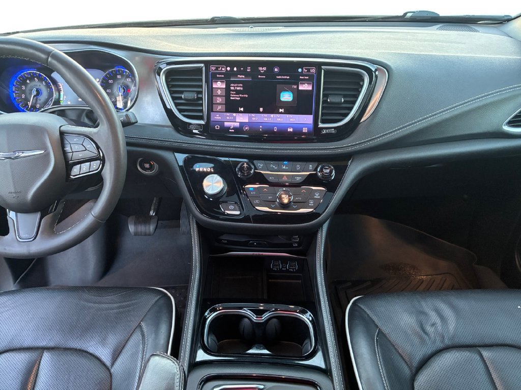 Used 2022 Chrysler Pacifica Limited w/ Uconnect Theater Family Group FWD image 16
