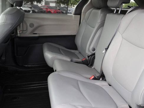 Used 2023 Toyota Sienna XLE FWD image 18