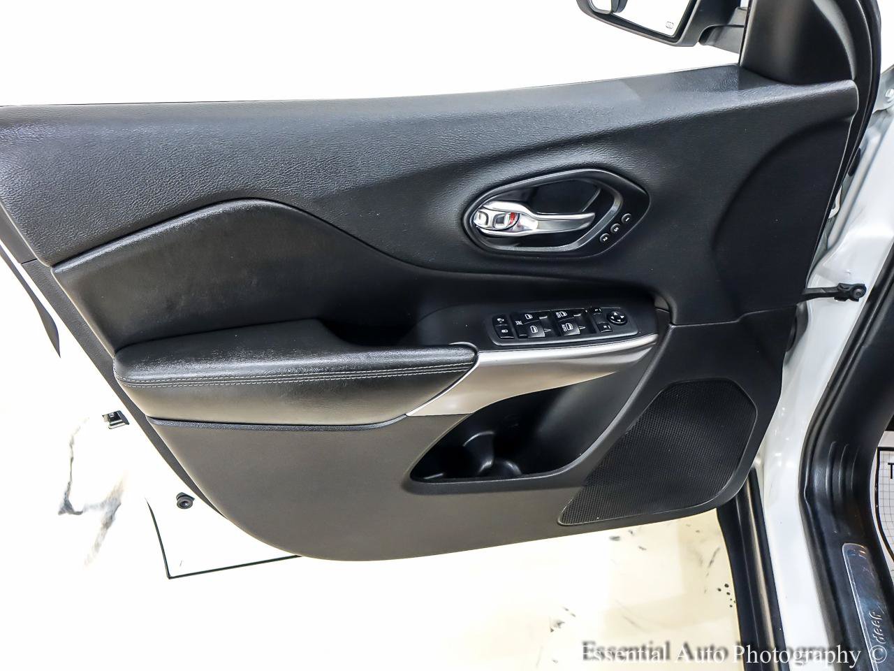 Used 2019 Jeep Cherokee Limited AWD/4WD image 25