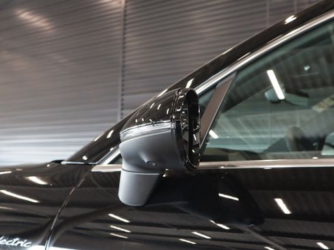 Certified 2025 Porsche Macan 4S Electric image 27