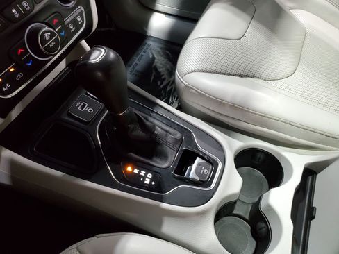Used 2020 Jeep Cherokee Limited w/ Luxury Group FWD image 36
