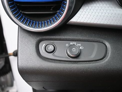 Used 2025 Chevrolet Trax LT FWD image 16