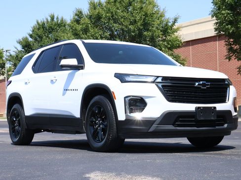 Used 2023 Chevrolet Traverse LT FWD image 1